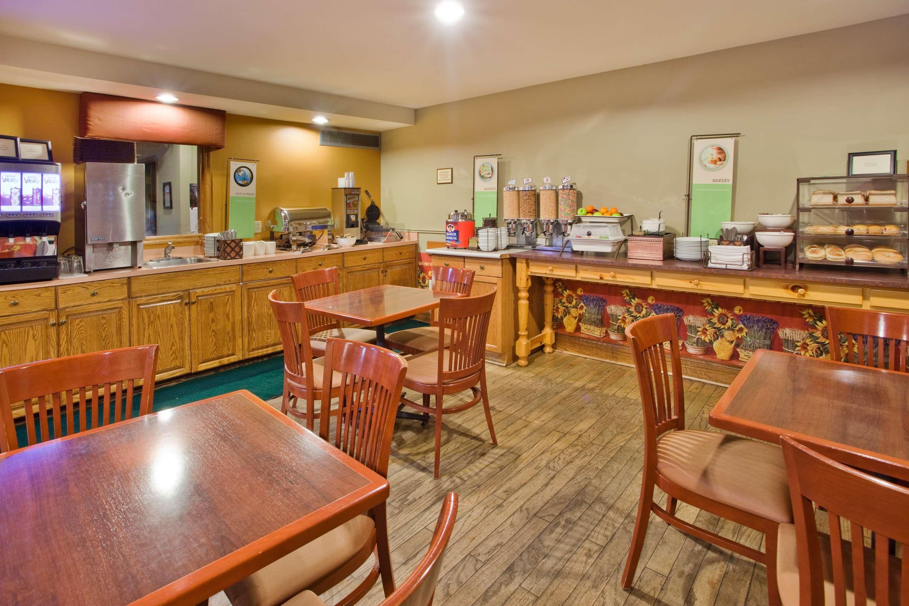 Travelodge Suites By Wyndham Regina - Eastgate Bay Extérieur photo